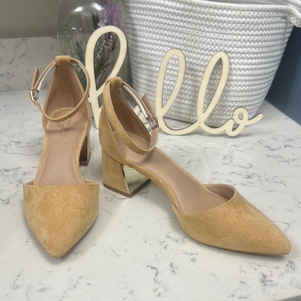 NWOT Tan Pointed-Toe Block Heel Shoes with Ankle Strap 8.5